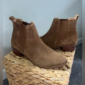Brown Steve Madden small heeled booties
